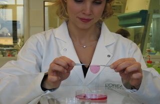 Illustration for article titled How Cosmetics Companies Farm Human Skin to Test Their Products